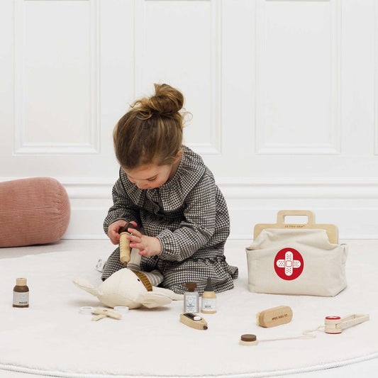 Le Toy Van - 10 Piece Animal Vet Pretend Play Set - Preschool
