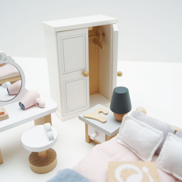 Le Toy Van - Wooden Dollhouse Bedroom Furniture Set - 19 Pieces - Dolls